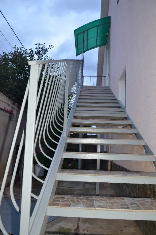 Пол дома с отдельным входом и двором