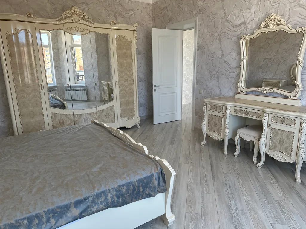 Большой красивый дом у моря