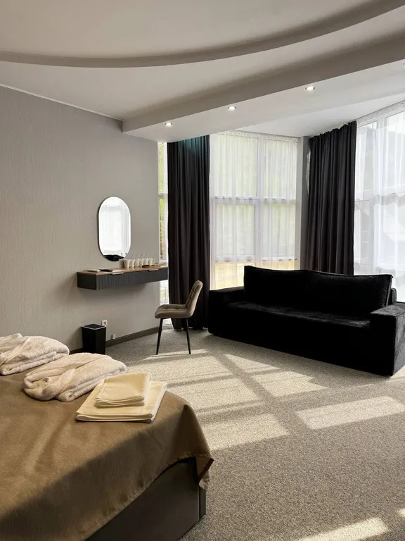 Люкс с панорамными окнами и видом на горы и лес