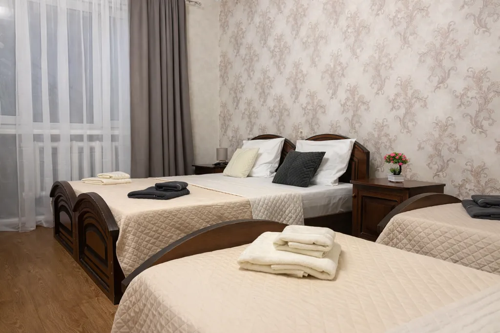 Четырёхместный стандарт с собственной ванной комнатой