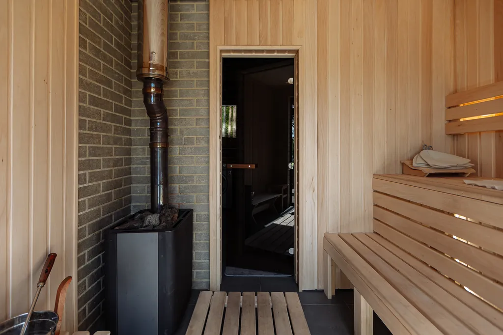 Дом с парилкой на озере