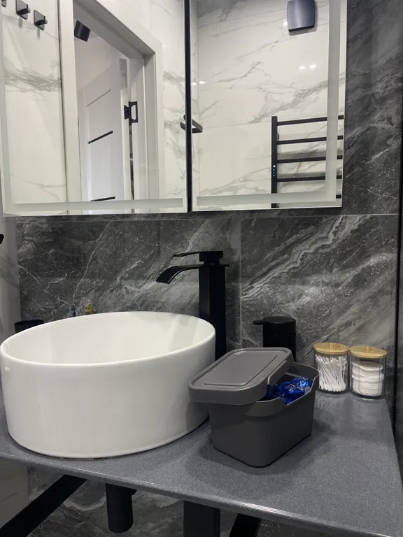 Апартаменты с панорамными окнами на лес и море и роскошным двором