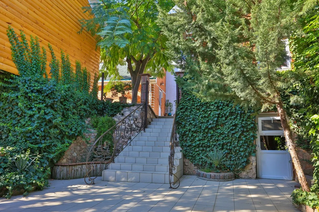 Коттедж Дом 3 спальни, большой двор беседка мангал усадьба Можжевеловый дворик — Айвовое