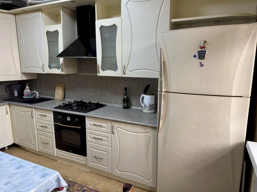 Квартира Четырёхкомнатная квартира в центре с балконом – 7 минут до моря — Геленджик