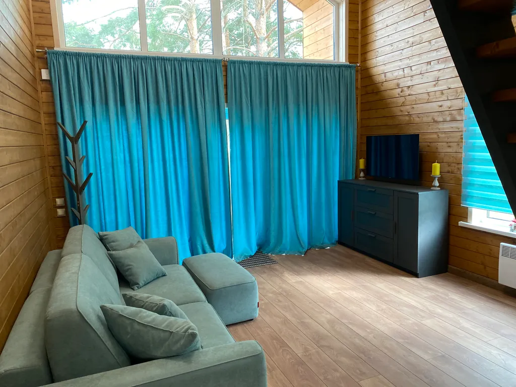 Дом у реки со своим мостком