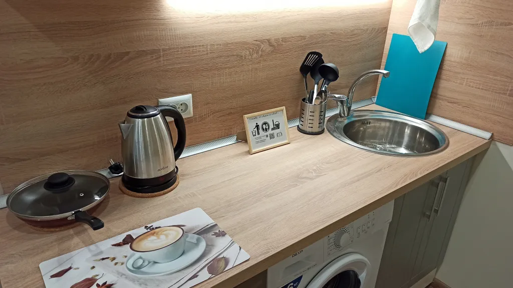 Квартира-студия в локации возле метро для семьи из 5-ти человек