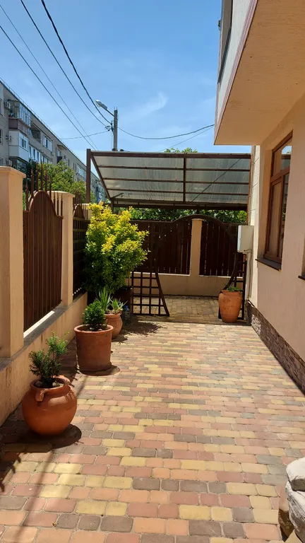 Коттедж Отдельный двухэтажный дом с уютным двором — Геленджик