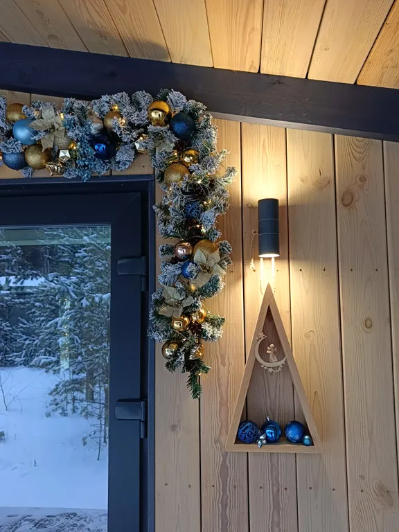 Светлый домик на опушке леса