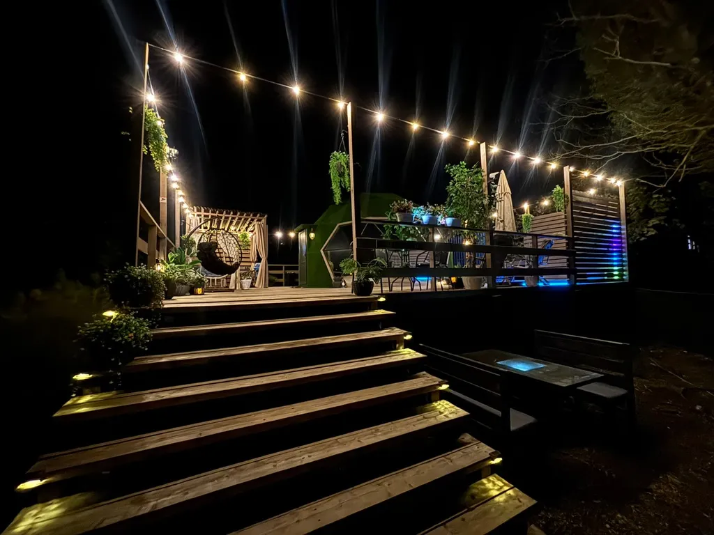 Уютная сфера на побережье