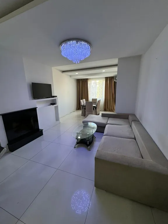 Квартира с 2 спальнями и балконом у цирка, с парковкой