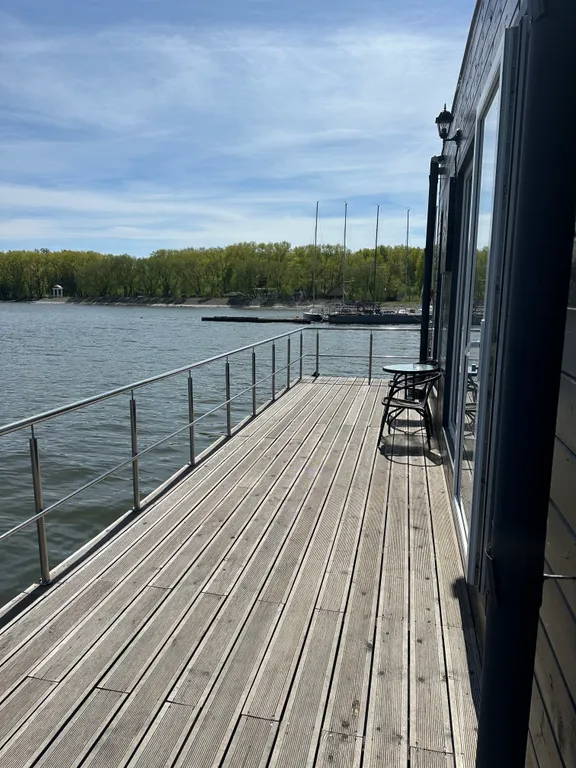 Дом на воде с баней