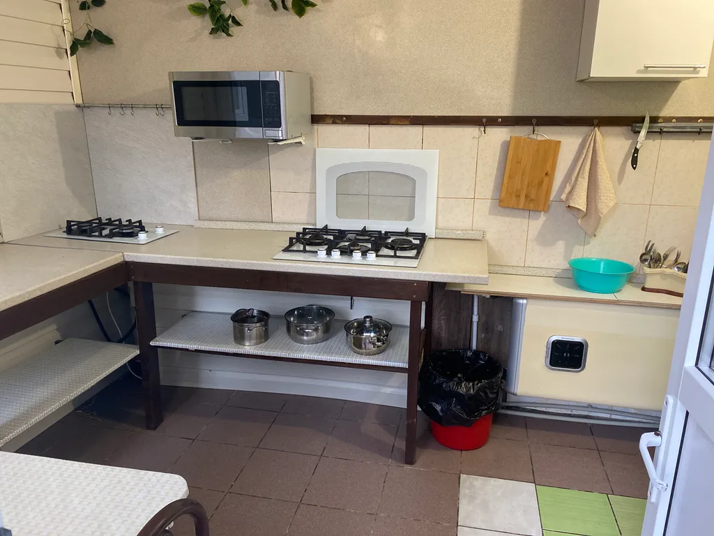 Уютная комната в доме из дерева