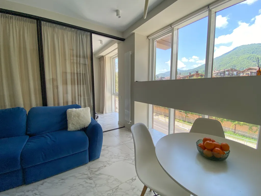 Студия с видом на горы в центре