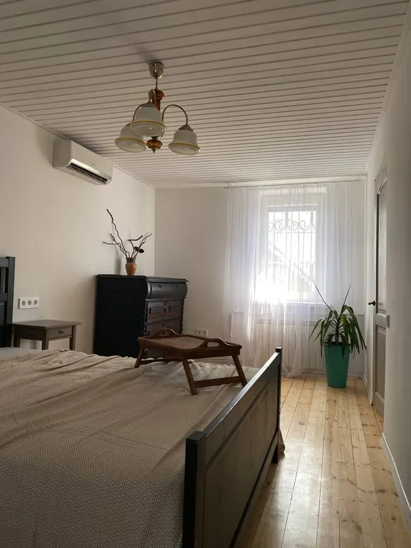 Загородный дом с садом и бассейном