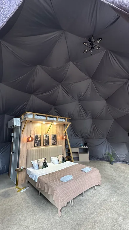 Уютный купольный домик на берегу пруда