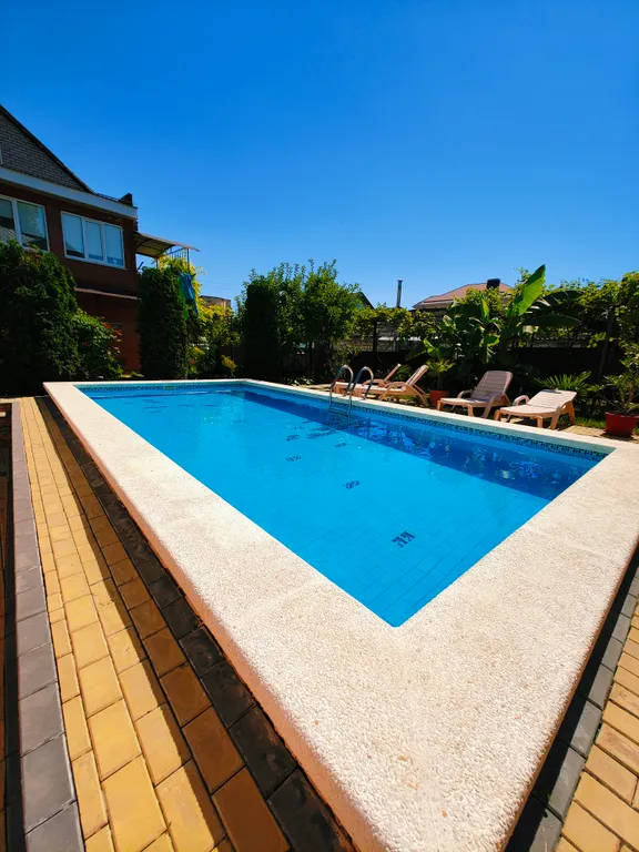 Дом с бассейном