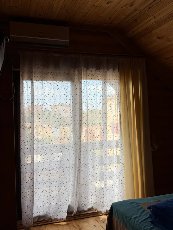 Деревянный домик возле моря