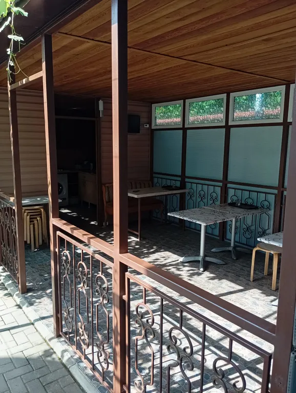 Небольшой трехместный номер с удобствами