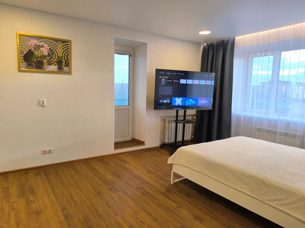 Светлая квартира с просторной кухней недалеко от центра