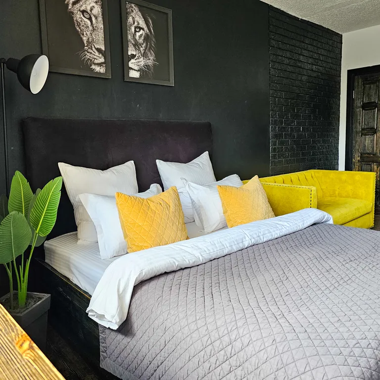 Студия с большой кроватью и ванной, кофемашиной и оплаченным кинотеатр