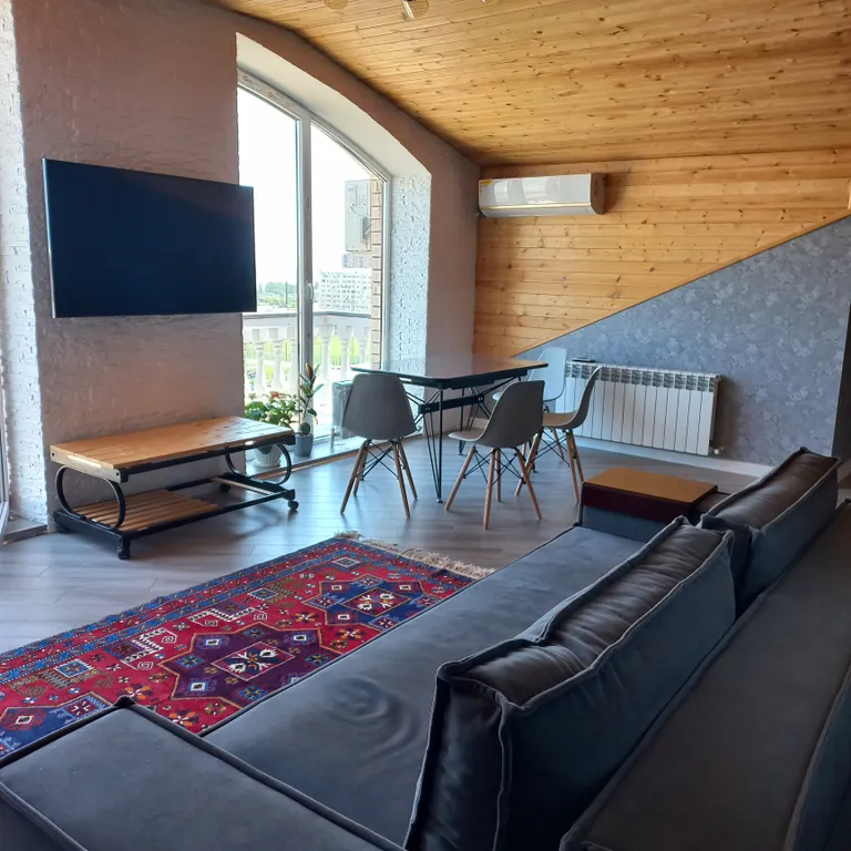 Квартира с балконом на высоте птичьего полета