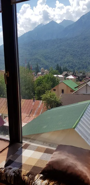 Стильные трёхкомнатные апартаменты с потрясающим видом на горы