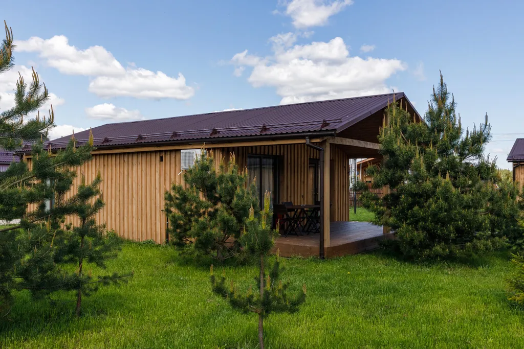 Просторный двухкомнатный коттедж в лесу у пруда