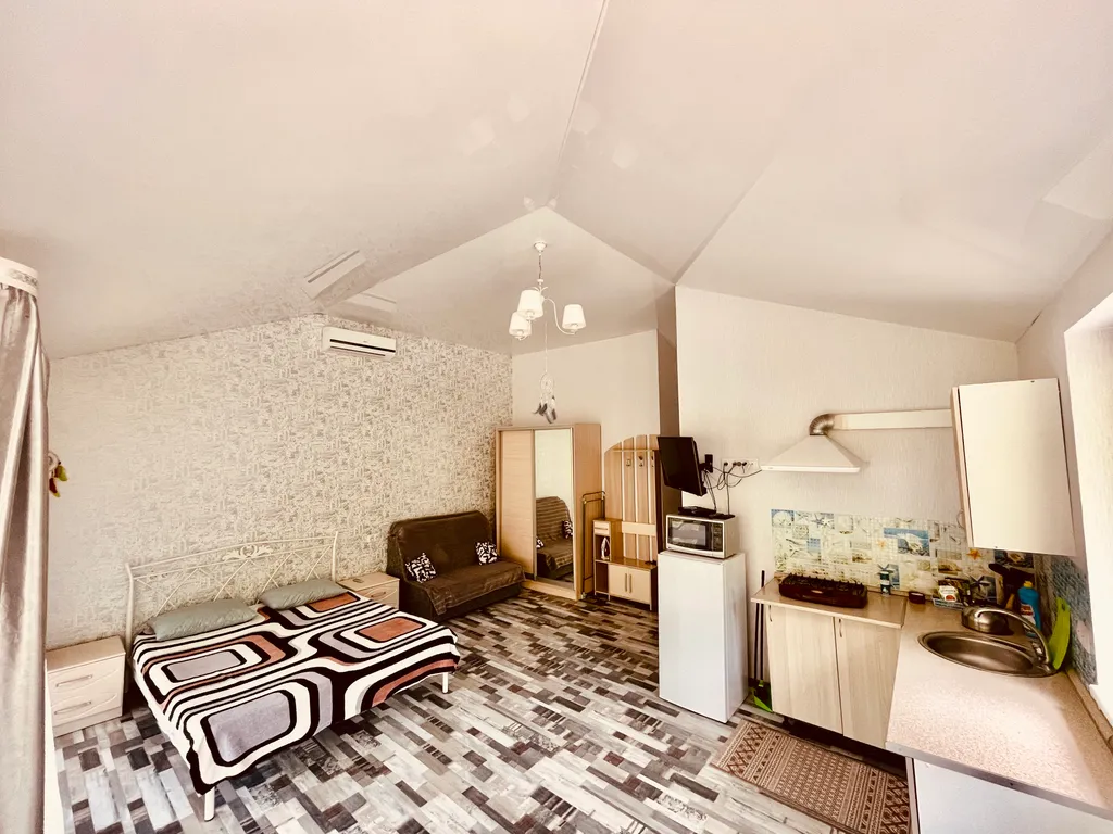 Коттедж Апартаменты с балконом в частном доме у бассейна — Адлер