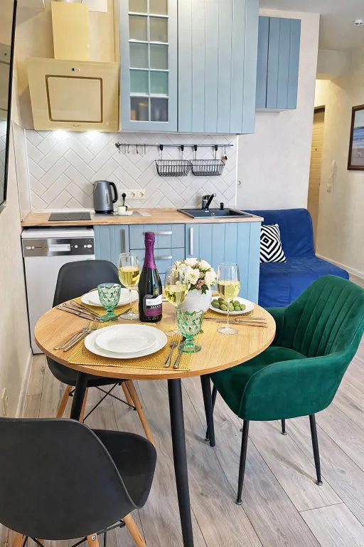 Угловая студия с цветами на берегу моря