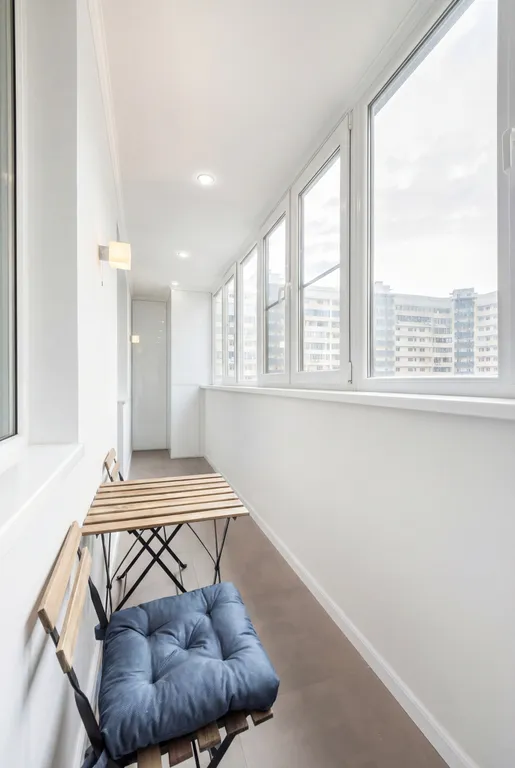 Белоснежная квартира с яркими акцентами в ЖК Центральный