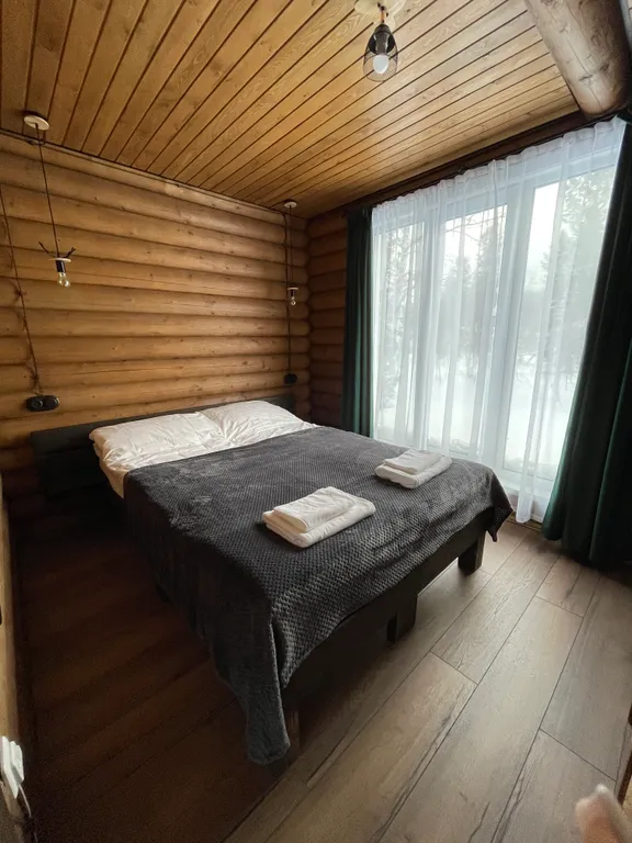 Комфортабельный дом из бревна с 2мя спальнями