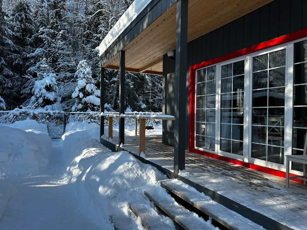 Дача с красными карпами с баней и чаном