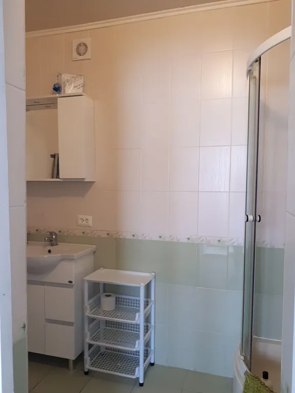 Часть дома с верандой и видом на море, горы и храм