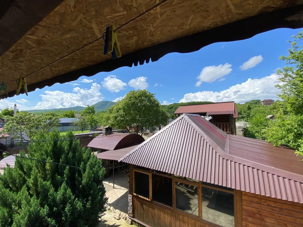 Домик у реки Дах с видом на горы