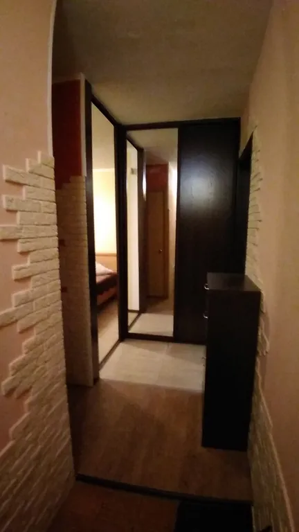 Квартира с раздельными комнатами, с отдельной кухней и балконом.