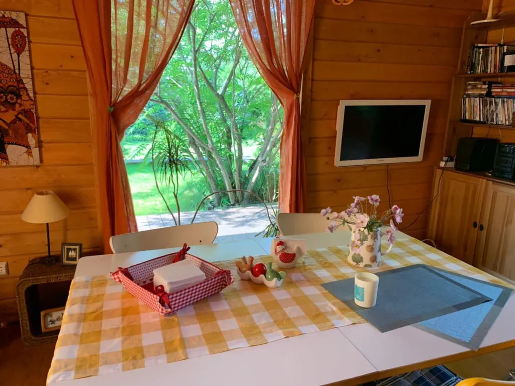 Коттедж Уютный деревянный дом с ландшафтным садом у озера — Шеметово