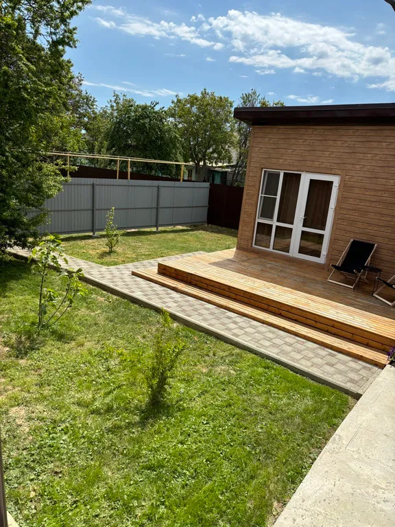 Домик в пешей доступности от моря со своей территорией