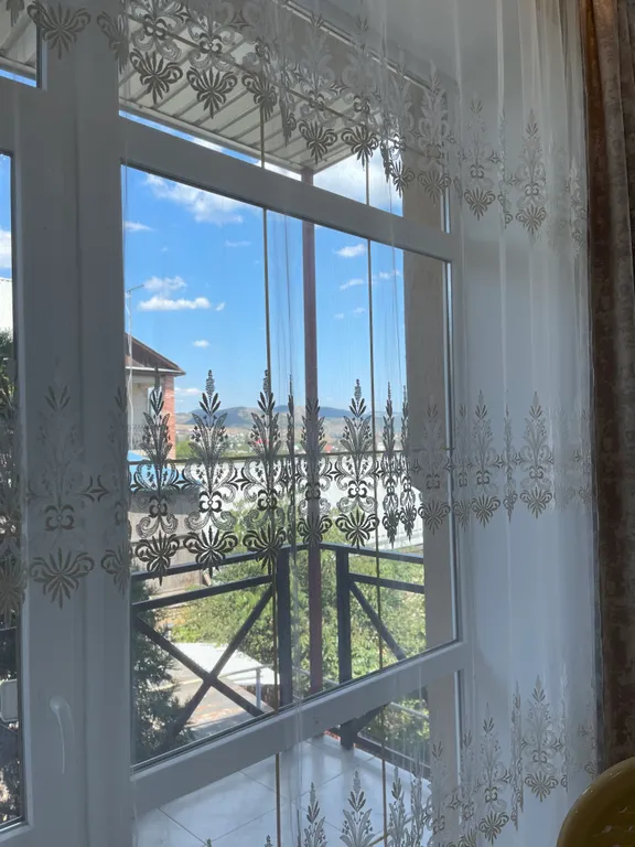 Четырёхместный номер  люкс с балконом с видом на город и горы