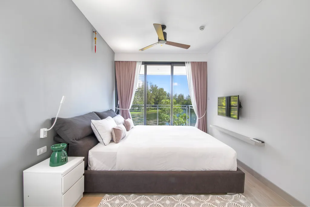 Три спальни с видом на море и озеро