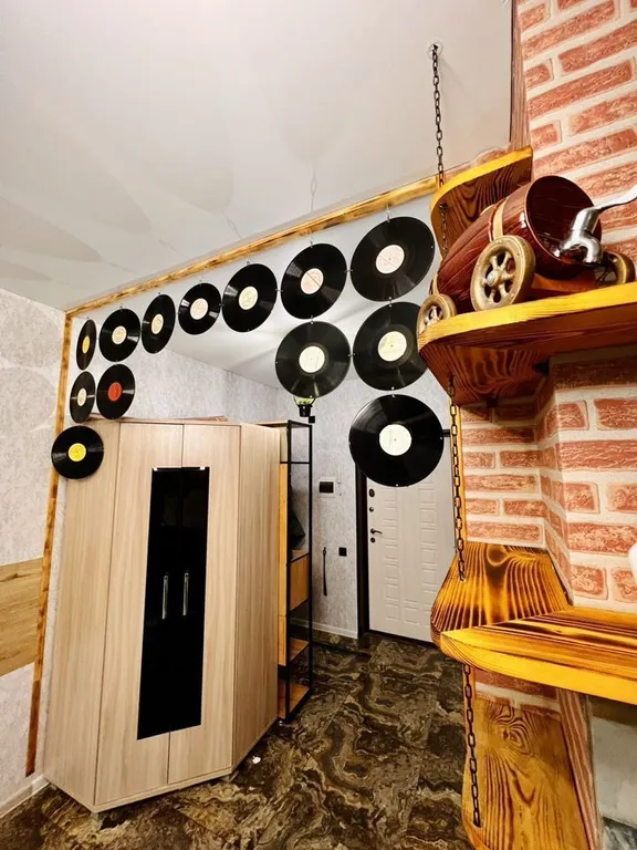 Студия с дизайнерским ремонтом