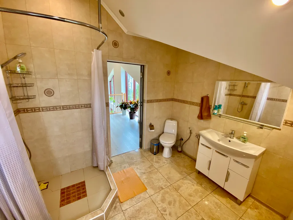 Стильный коттедж с панорамным остеклением у озера