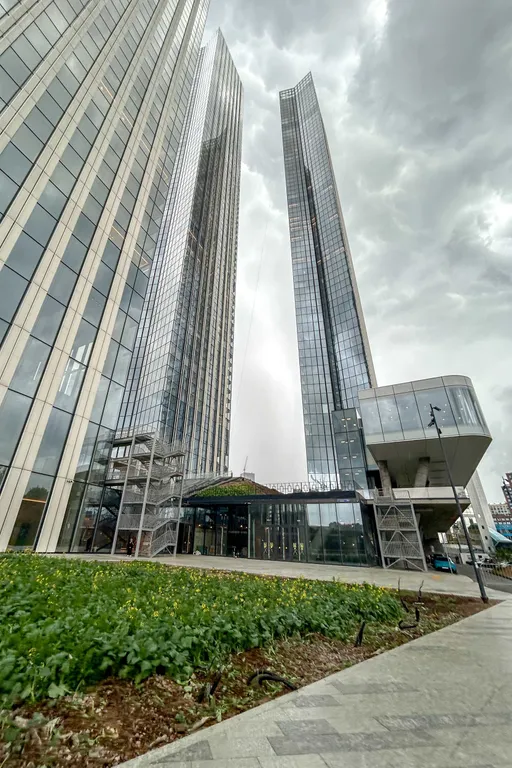 Просторные трёхкомнатные апартаменты в центре города в Capital Towers