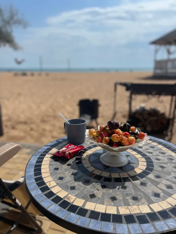 Двухэтажный дом на берегу моря