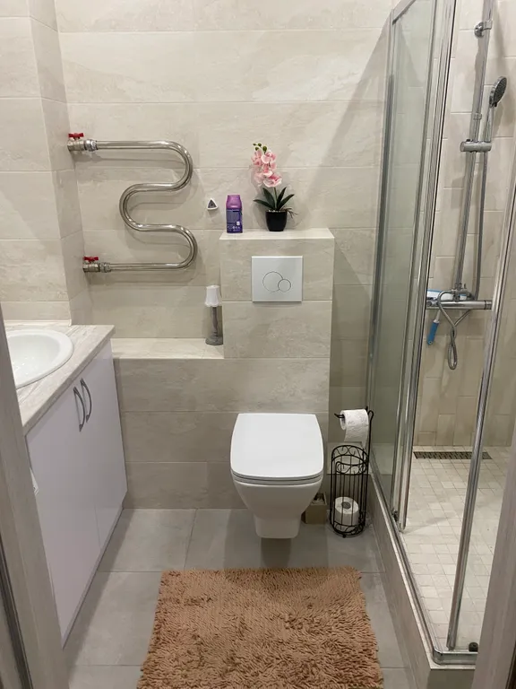 Хорошая, светлая  квартира в современном районе на берегу озера