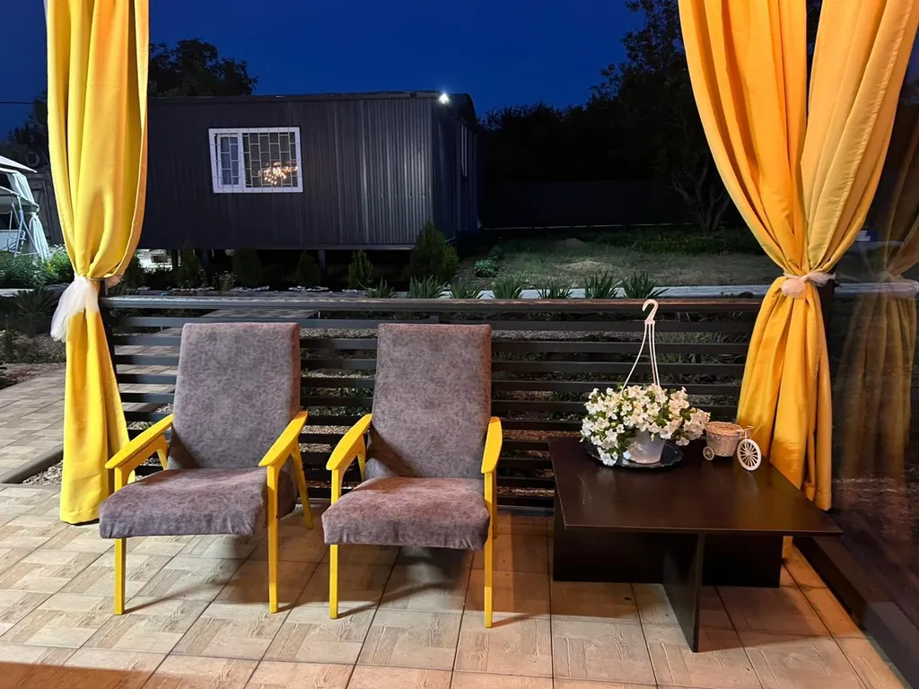 Дачный домик с большой террасой и бассейном