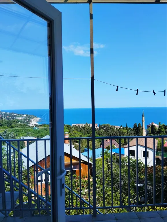 Уютная студия с шикарным видом на море и горы