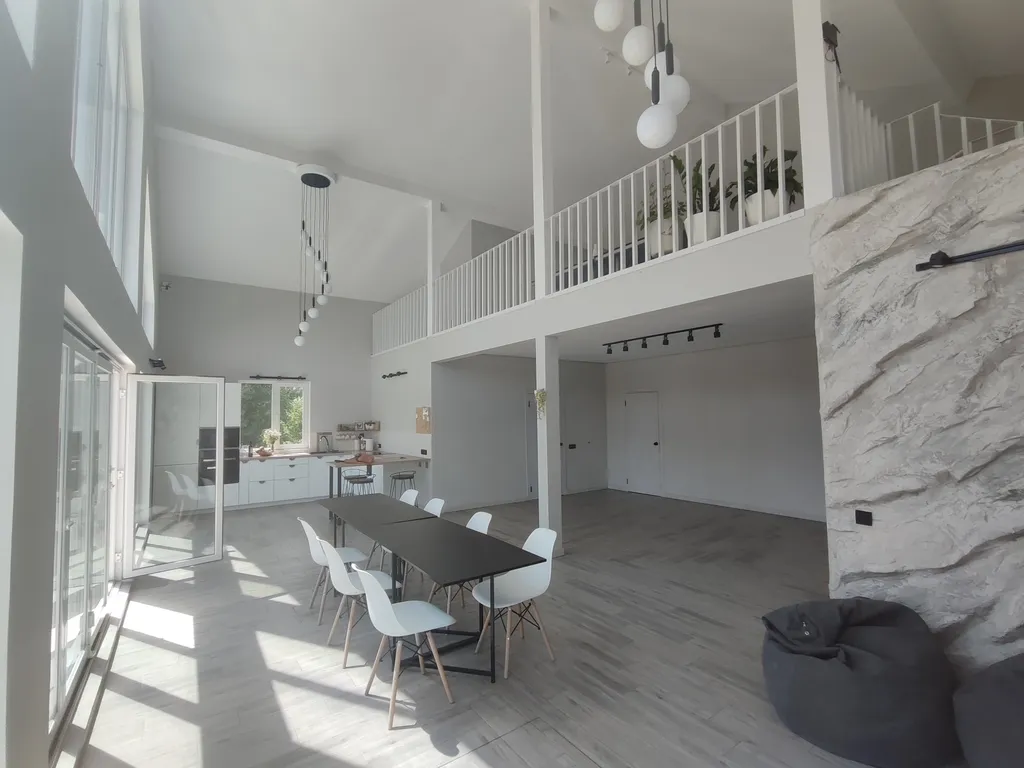 Современный дом с панорамными окнами и сауной