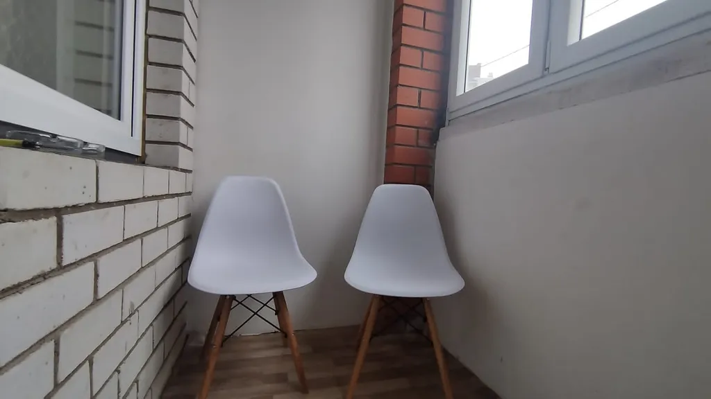 Уютная квартира в стиле лофт с комфортной кроватью и угловым диваном