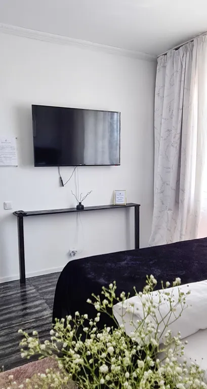 Квартира с большой кроватью, балконом и оплаченными кинотеатрами