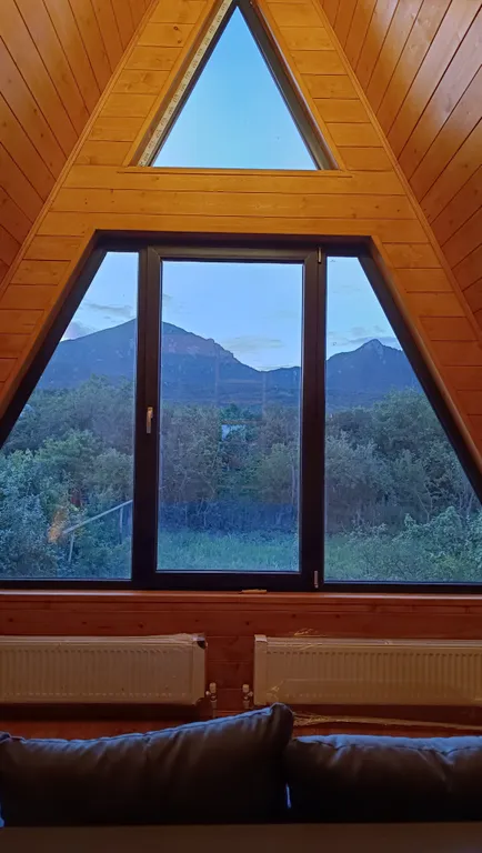 Большой деревянный треугольный дом (афрейм) с видом на бештау